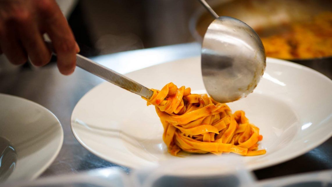 Tagliatelle impiattate nella cucina del Jazzino, ristorante con musica dal vivo a Cagliari