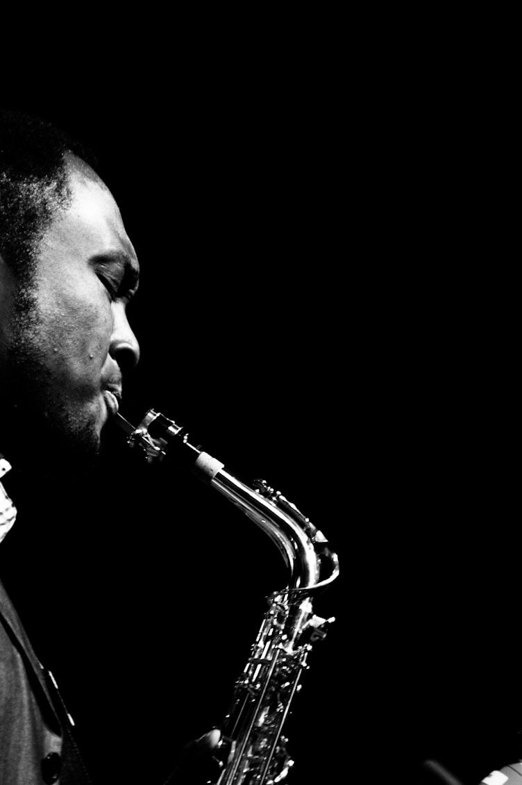 Sassofonista jazz in bianco e nero